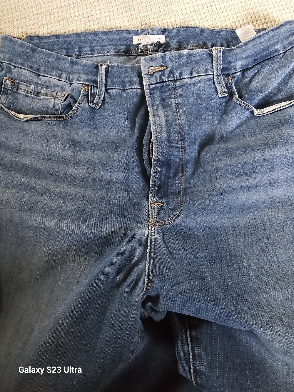 Good American Straight Leg Jeans in Light Blue Wash